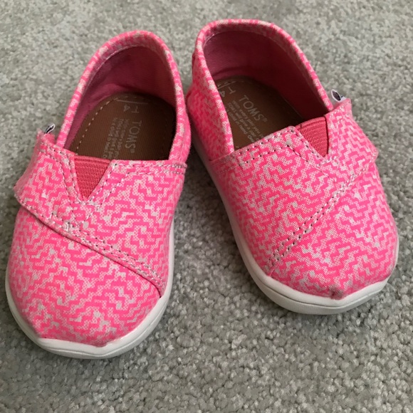 Cute pair of Toms Toddler Shoes - Picture 1 of 6